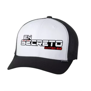 Gorra blanco y negro con logotipo "En Secreto"